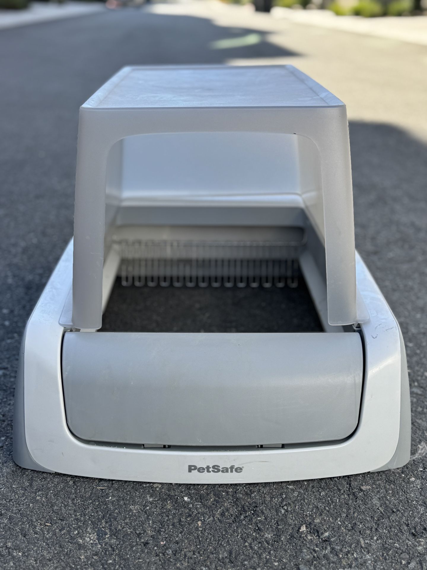 Self-cleaning litter box. PetSafe ScoopFree Crystal Classic