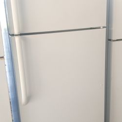 G.E TOP FREEZER REFRIGERATOR EVERYTHING WORKS PERFECT WITH WARRANTY AND DELIVERY 🚚 MESSAGE ME IF INTERESTED 