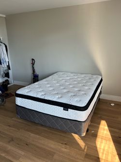 Full hybrid mattress with bed support