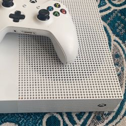 Xbox One  Tb And One Control And Comes With Free Games 
