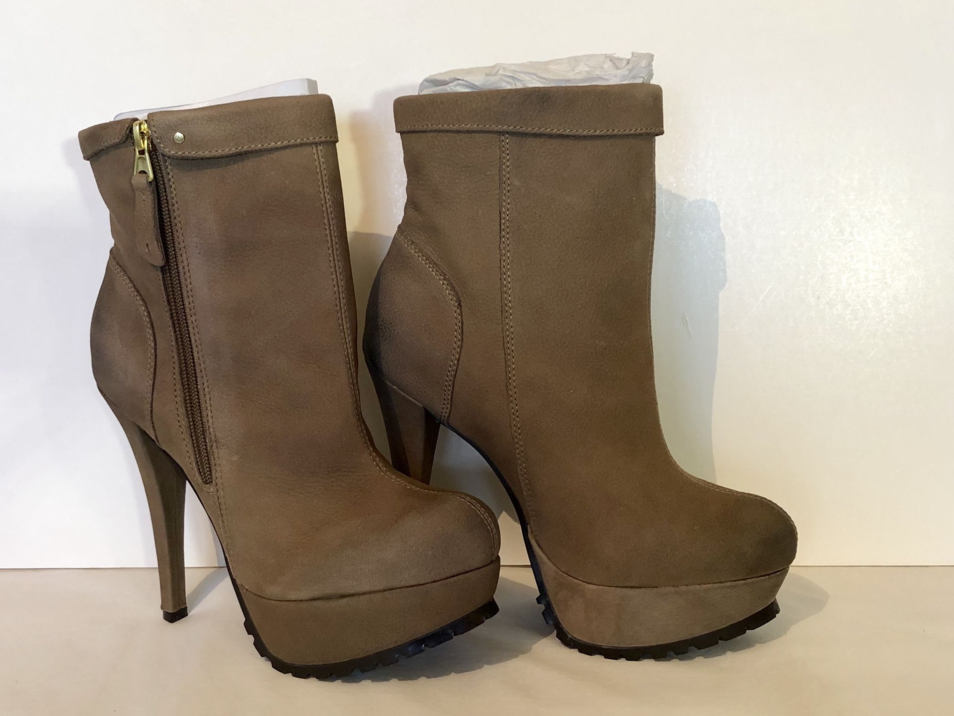 New Jessica Simpson taupe/tan high heeled platform style boot with treaded soles (size 8)