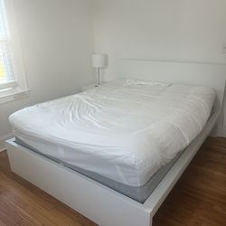  3-Piece Queen Bedroom Set - Excellent Condition!