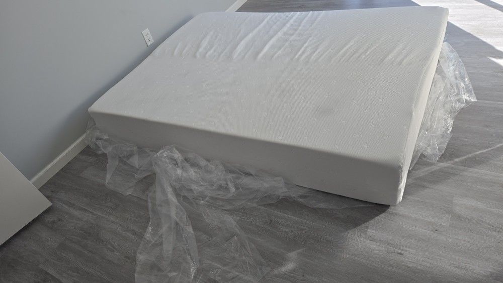 FREE Queen Memory Foam Mattress (Plush) - New