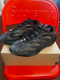 Yeezy 700 sz 11.5