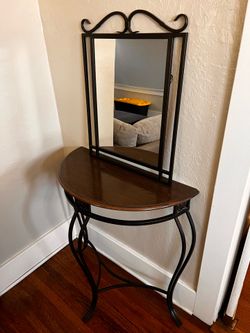 Entry table with mirror