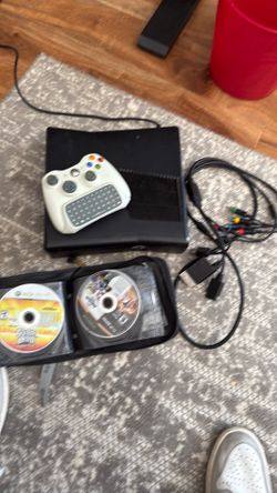 Xbox 360 S Bundle – Controller, Chatpad & Games