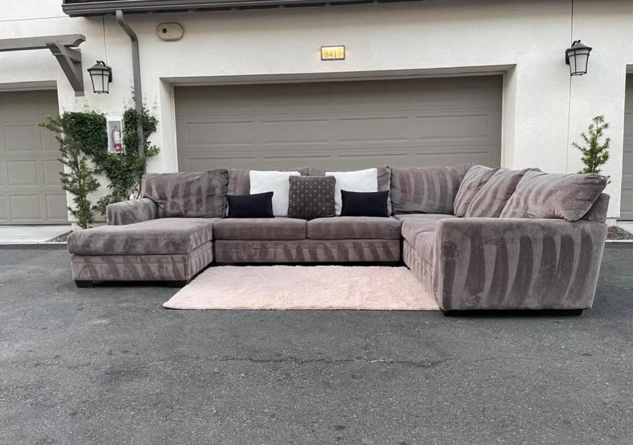 Stunning Gray Sectional Couch In Perfect Condition With Pull Out Bed - Free Delivery 🚚