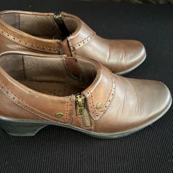 Brown Leather  Woman’s Easy Street Slip On Shoes Size 9