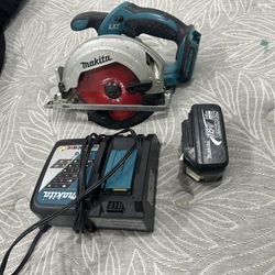 Makita Saw With Battery And Charger 