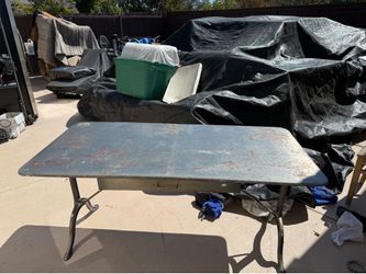 Metal table with 2 drawers