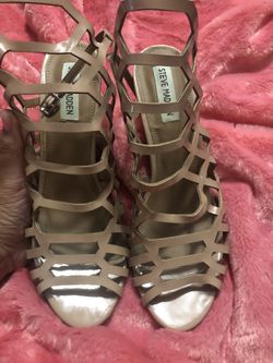 STEVE MADDEN NUDE HIGH HEELS.