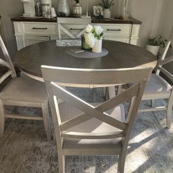Round Dining Table 