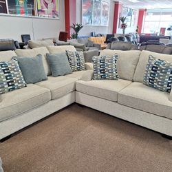 33404.... Sofa And Love Seat 