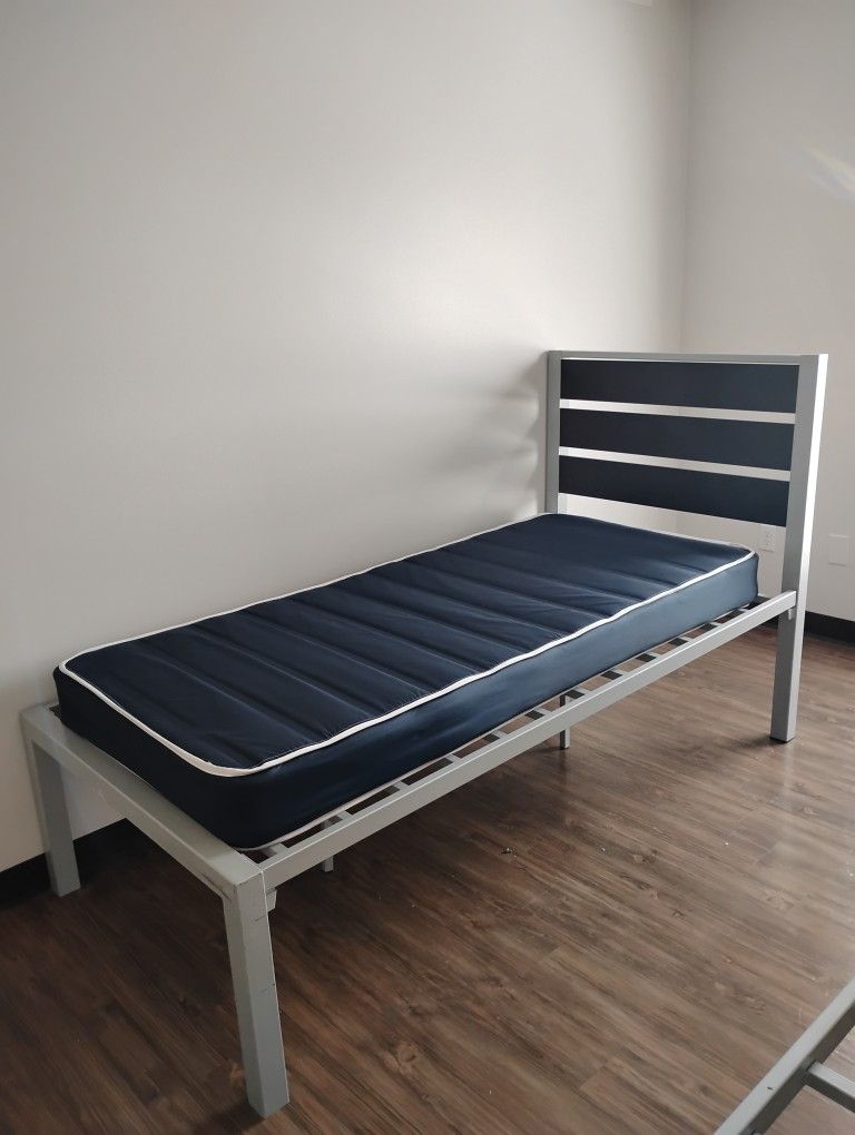 Twin Size frame w/Headboard and Bed bug resistant mattress 