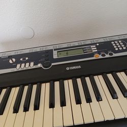 Yamaha Ypt 210 Piano Keyboard 61 Keys/portable 