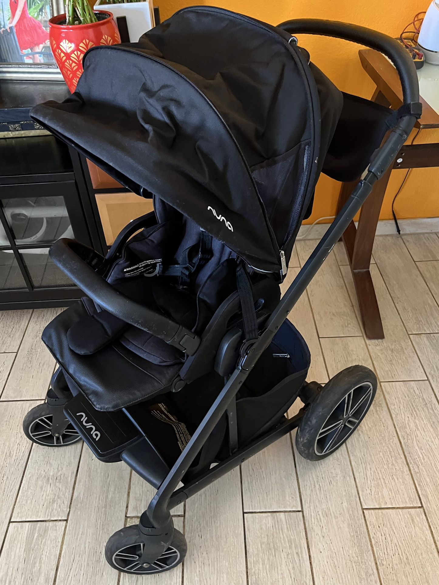 NUNA Mixx 2 Black Stroller in Excelente Conditions Model st-41-001 Baby Infant Toddlers Gear Boy Girl Neutral Gender Outdoor  RETAILS FOR $800 plus NU