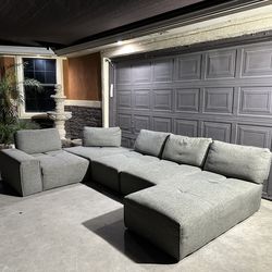 Beautiful modern grey 5 piece sofa set can be arranged how ever u want great condition 11ft4in x 7ft asking 600