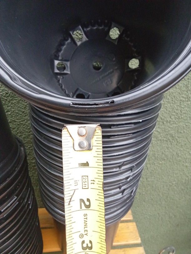 1 Gallon Trade Pots (New) Nursery One Gallon (130) Pots for Sale in