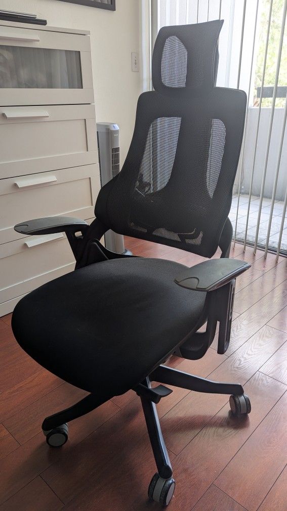 Pursuit Ergonomic Chair by UPLIFT Desk