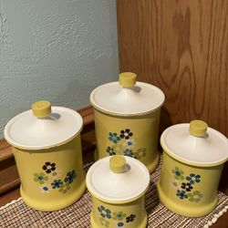 Vintage 1970’s Metal Floral Nesting Canister Set of 4 🌺