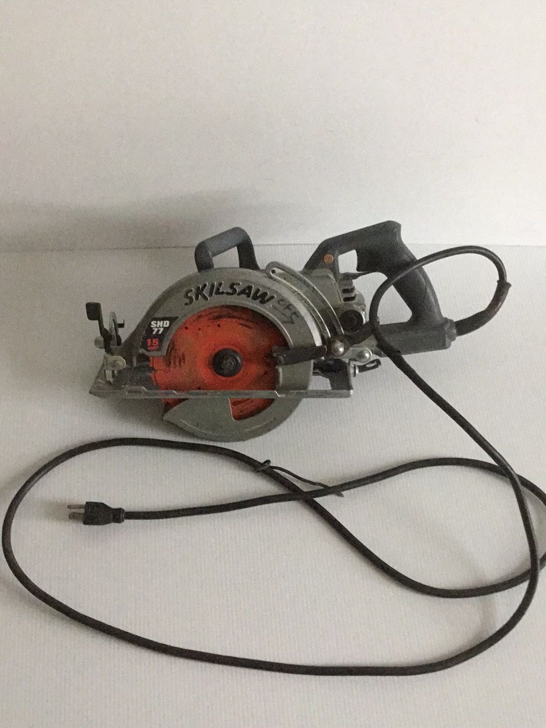 SKILSAW SKIL SHD77 15-Amp Worm Drive 8’ Corded Circular Saw. Cord has some cuts and tape.
