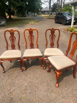 Set of 4 classic style chairs