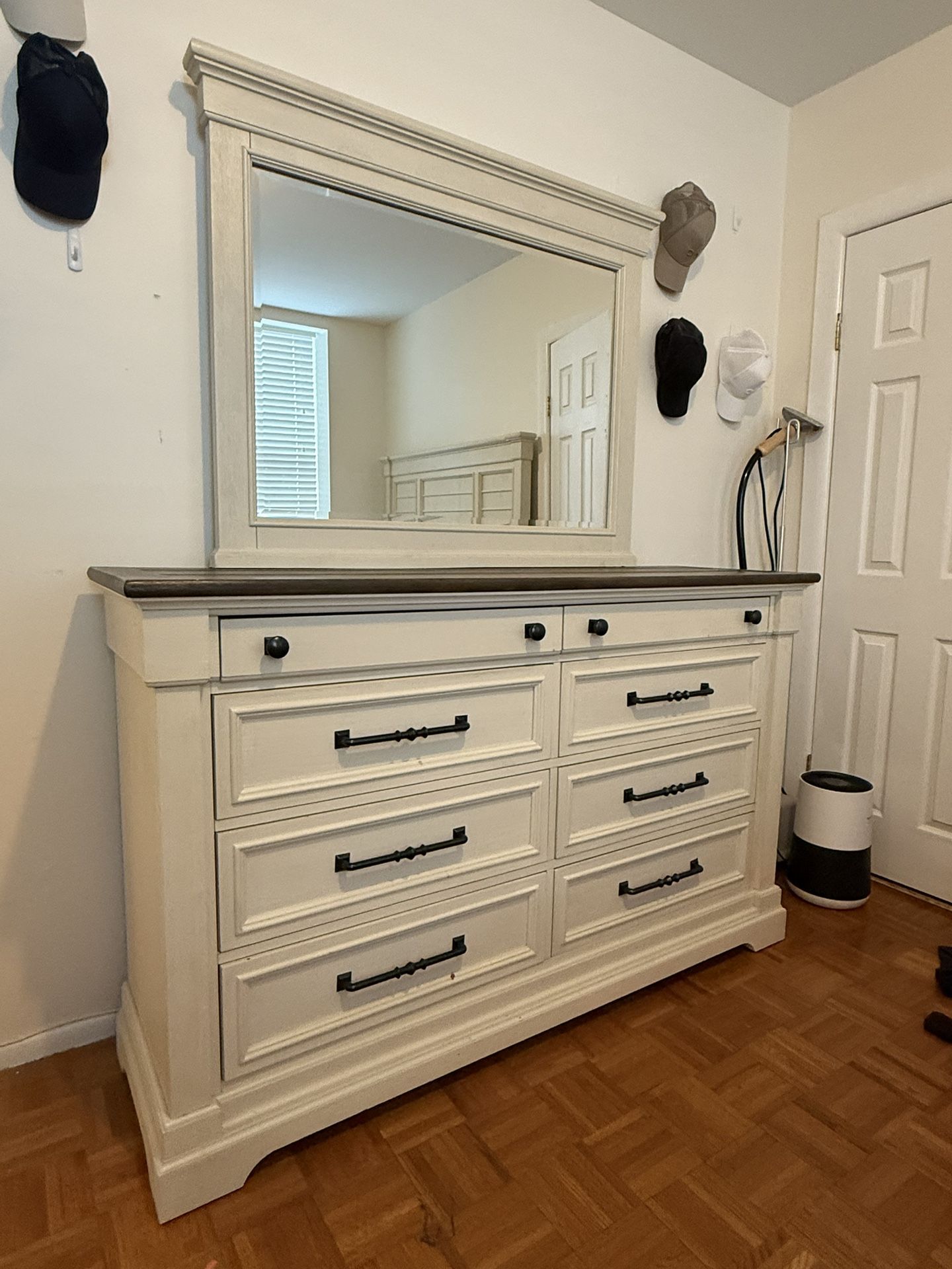 Laurel Queen Bedroom Set