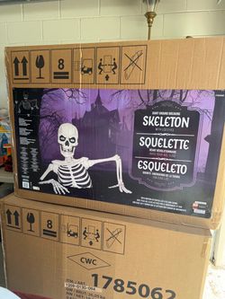 Home accents Halloween giant skeleton animatronics NEW