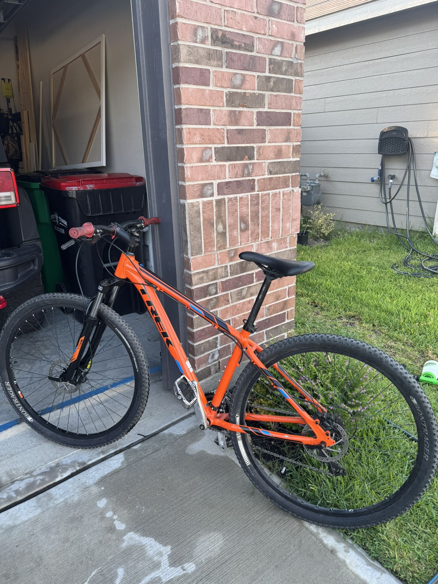 2018 Trek Marlin (Viper Red) – Medium Frame – Hydraulic