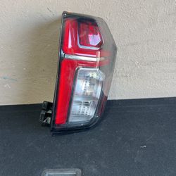 (39) 21-23 Chevy Chevrolet Tahoe Suburban Right Taillight Tail Light Lamp Taillamp Derecho Trasero Part Parts 2021 2022 2023