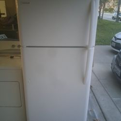 Fridgedaire Apartment Size Fridge 