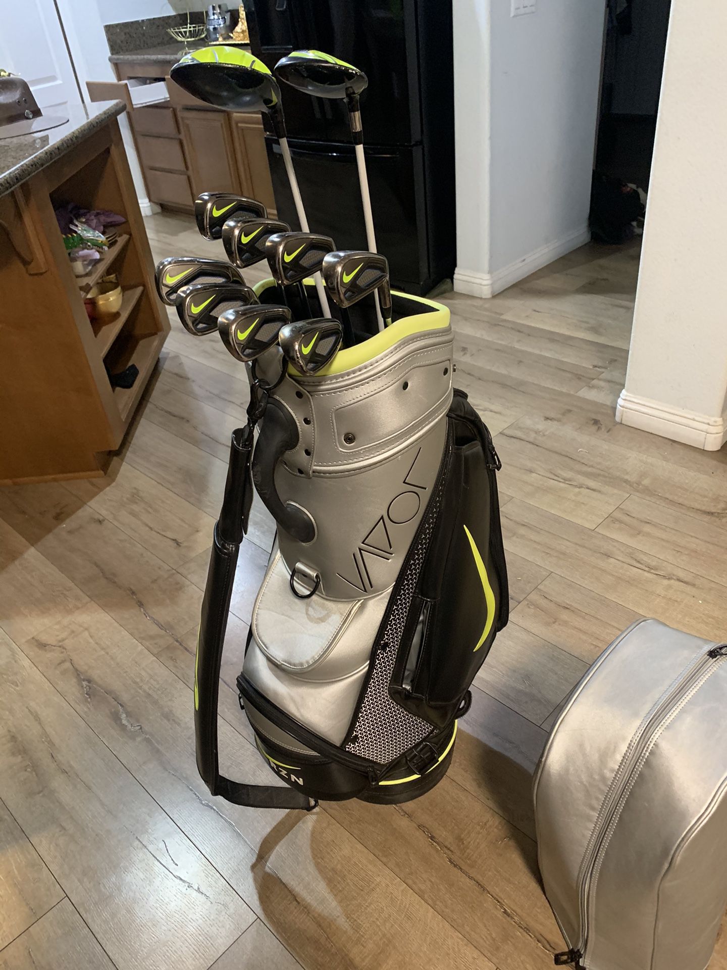 Nike Vapor Fly Full Golf Set & Staff Bag