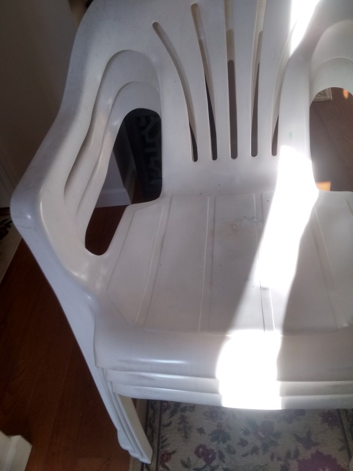 4 white plastic chairs