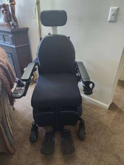Quantum Q6 Series Power Wheelchair – Like New