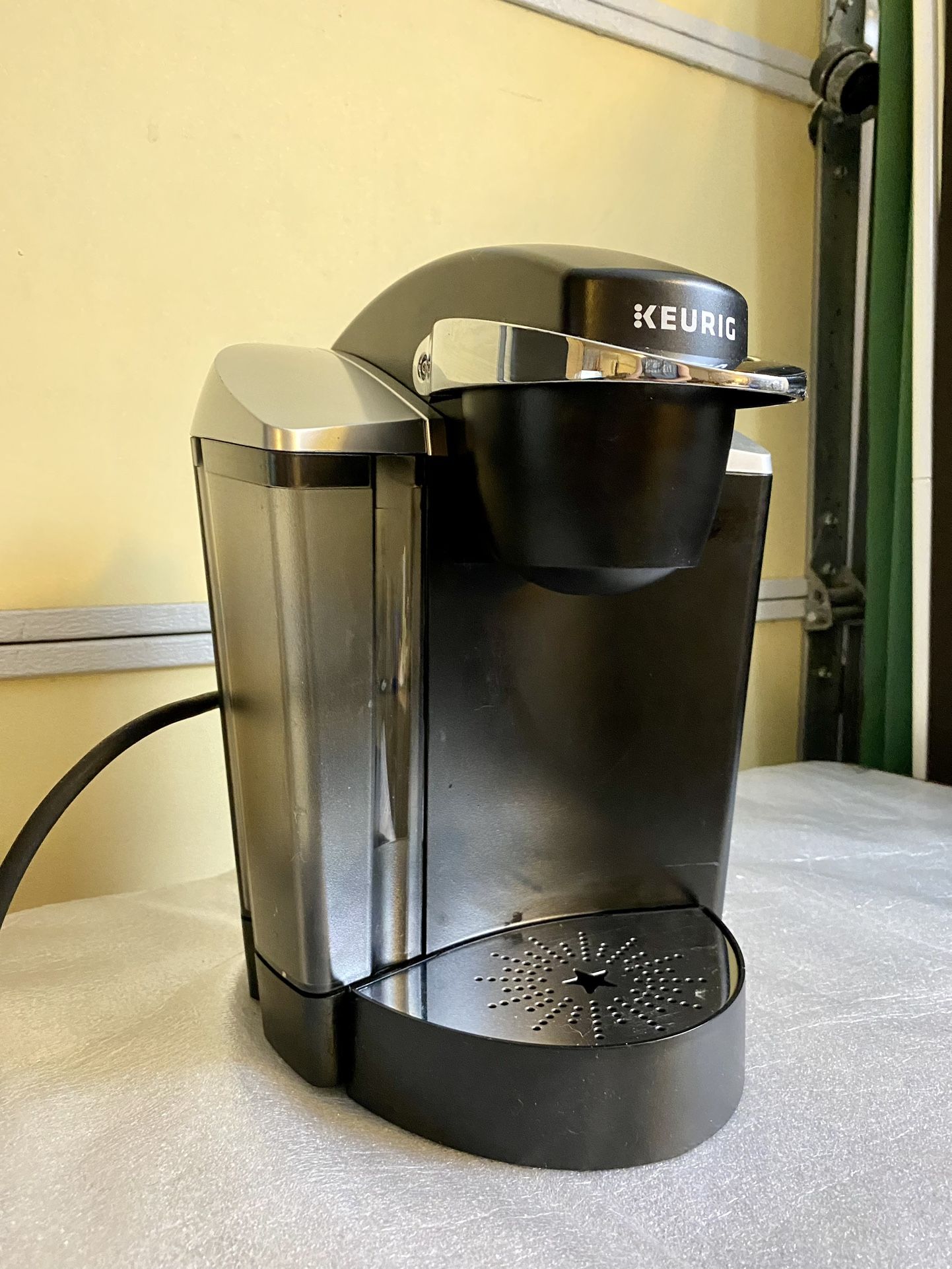 Keurig K140 - black and Silver - (Kcups not included) Used $40