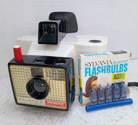 Mid Century Vintage 1960s Polaroid Swinger Model 20 Land Camera & 5 Sylvania AG-1B Flashbulbs Included 📸