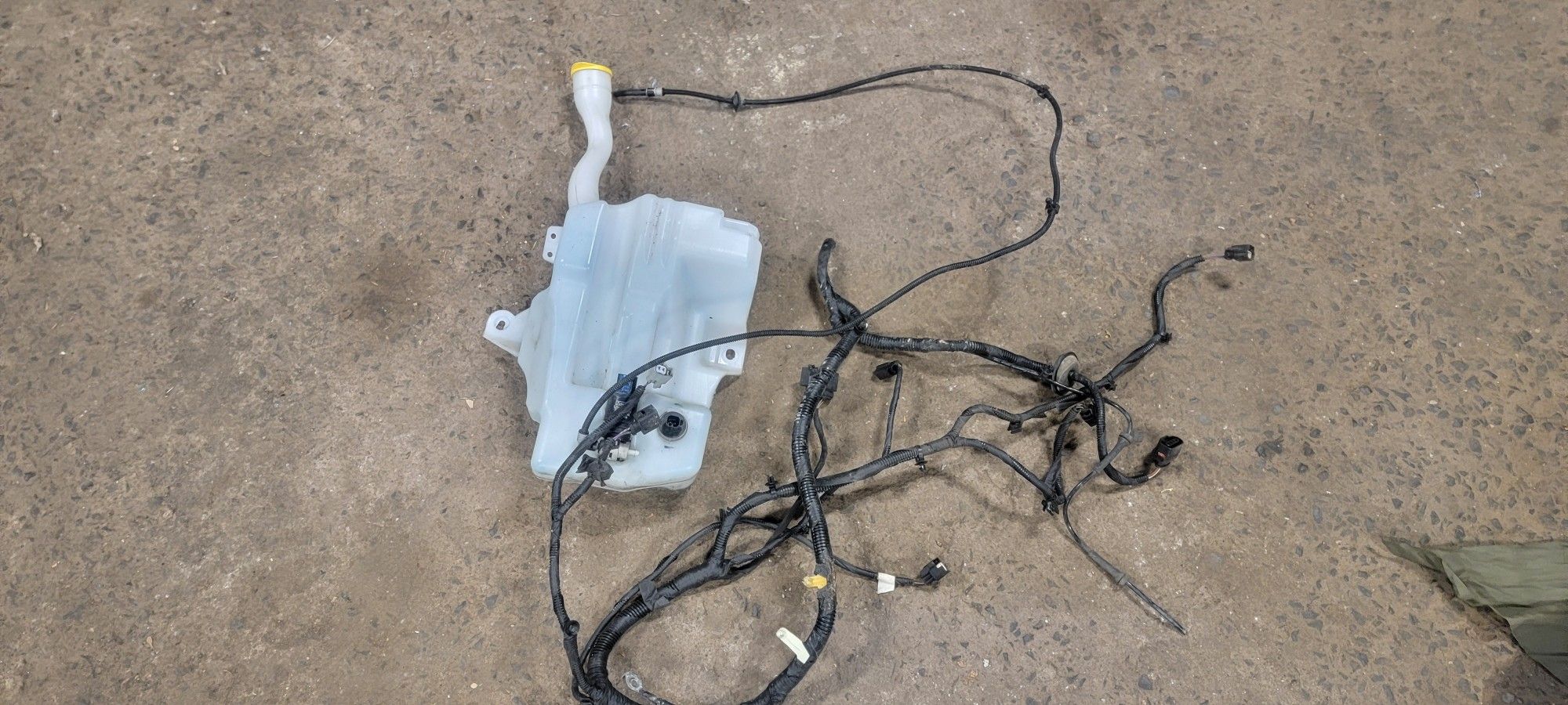 Ford Escape 17-19 Windshield Fluid Container