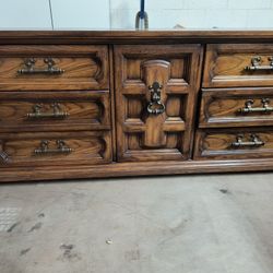 Dresser With 3 Mirrors 