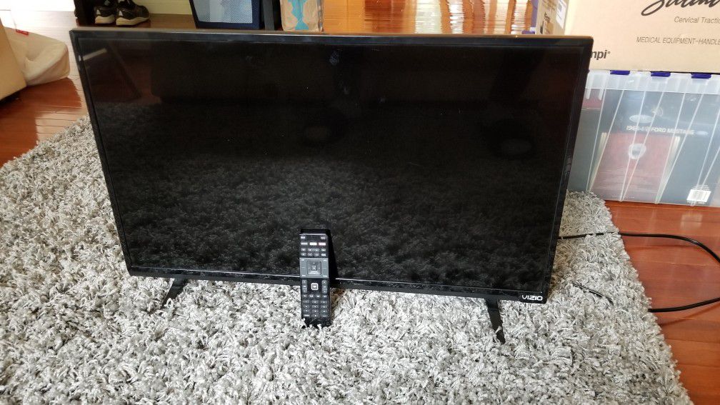 32 inch VIZIO Smart TV w/remote