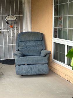 LARGE LazyBoy Recliner!   FREE!