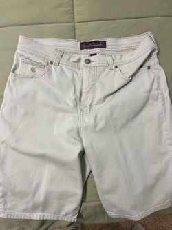 3- Gloria Vanderbilt Amanda Bermuda shorts Please read Description