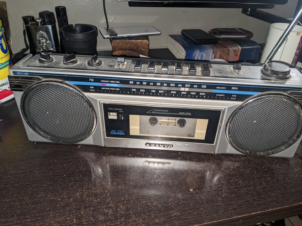 Sanyo M-6900 Am/FM Boom Box