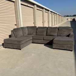 Beautiful Clean Grey Sectional Couch (Delivery Available)