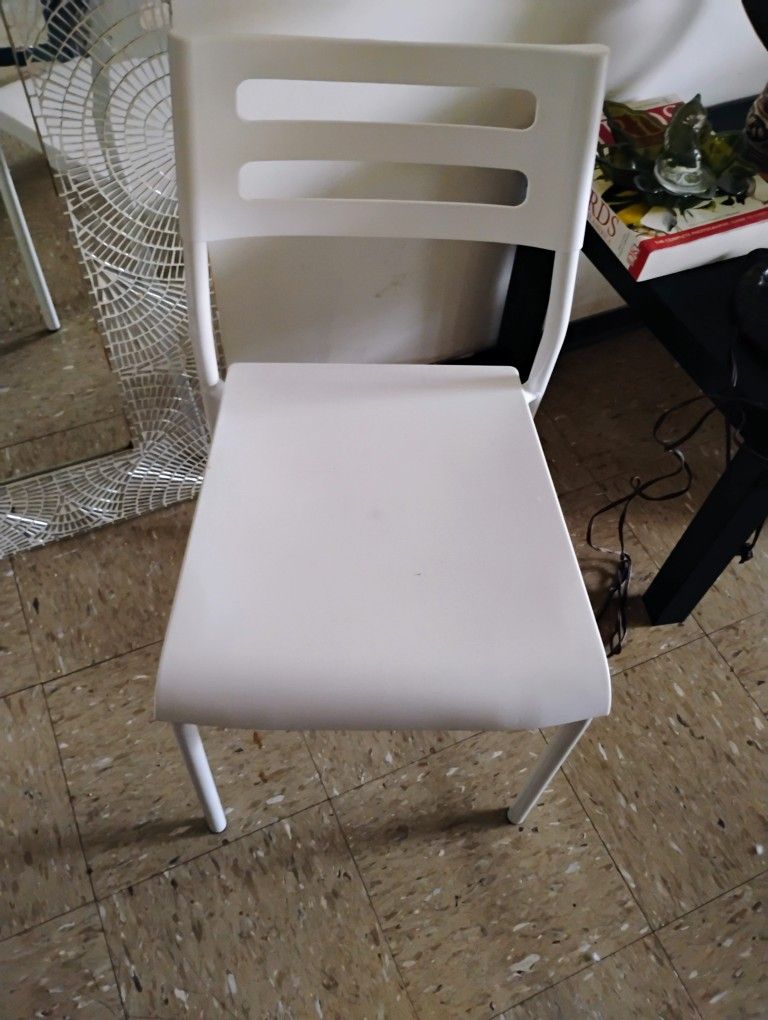 Single Chair Metal Plastic Seat Excellent Condition Pickup Only Cash
