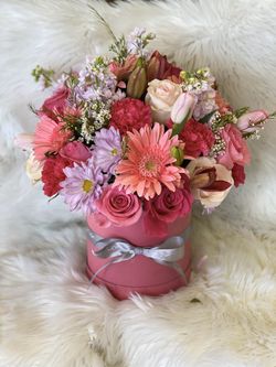 Our pink box with mix pink flowers