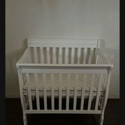Mini Crib w/mattress 