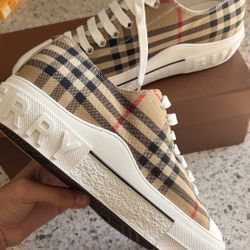 BURBERRY CONVERSE SIZE 8.5