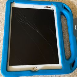 iPad With Cracked Screen. 