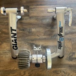 Giant Cyclotron Fluid Indoor Cycling Trainer Excellent Condition!