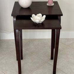 Set of 2 Wood Nesting End Tables with Curved Legs 